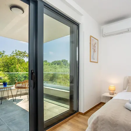 빌라 Larus On Island Krk For 6 People With Sea View & Only 500 M From The Sea *